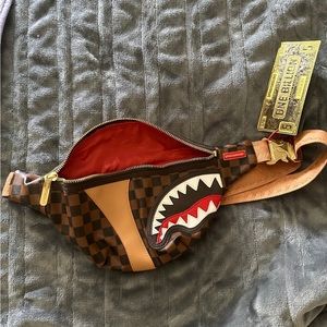 Spray ground belt bag